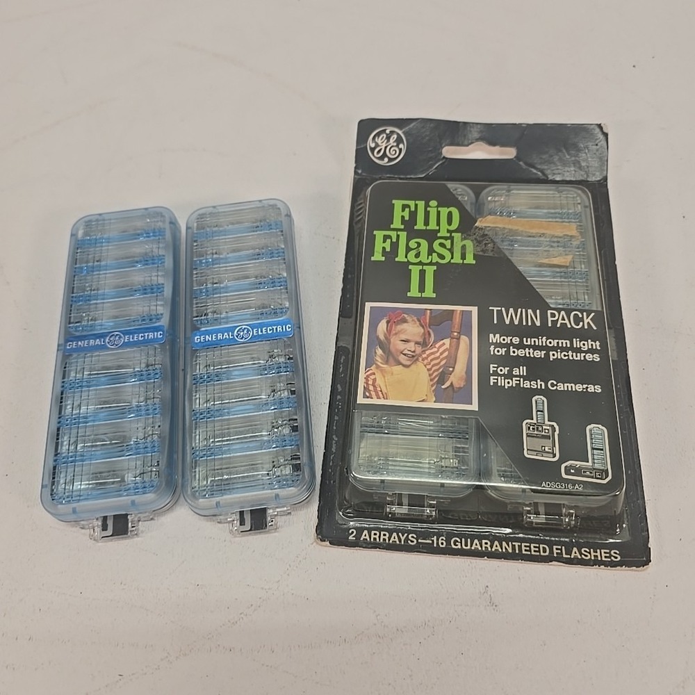 GE Flip Flash II Twin Pack Camera Bulbs 32 Flashes Made In USA NOS Vtg‎